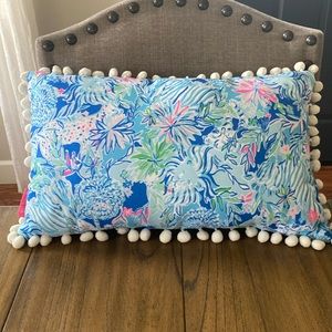Lilly Pulitzer Indoor/Outdoor Lion Around Lumbar Pillow - Good used condition